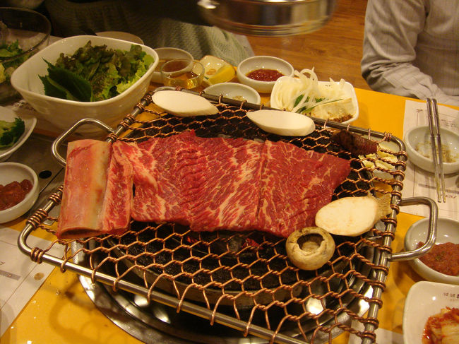 最上の骨付きカルビです。<br />もちろんその他、牛刺しや、ユッケなども頼みましたが、撮影する前にみんなの胃に消えてゆきました♪