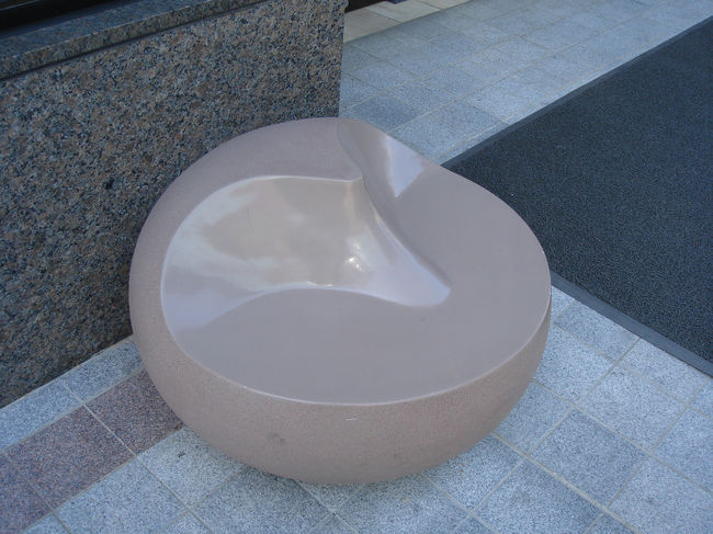 デパートの壁沿いに置いてあったベンチです。ステキです。