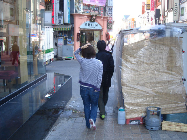 帰国する日の朝食をとろうと朝方の街を散策。いい感じの構図だと思って後ろから撮影。旅なれている感じがしてステキ。
