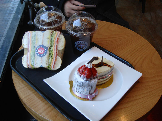 ぷらぷらして韓国風スタバみたいな小洒落たカフェに。基本的に紅茶はデフォルトでは甘い…。