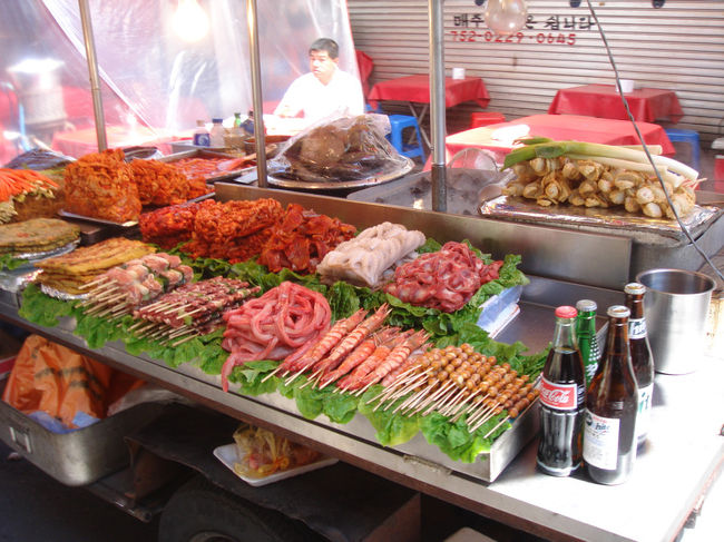 日が出ているときの屋台です。<br />カラフルです。クッキリ見える分ややグロイです。