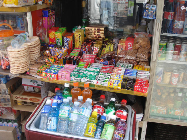 韓国の路上キオスク的なトコ。ガムが意外と安い。