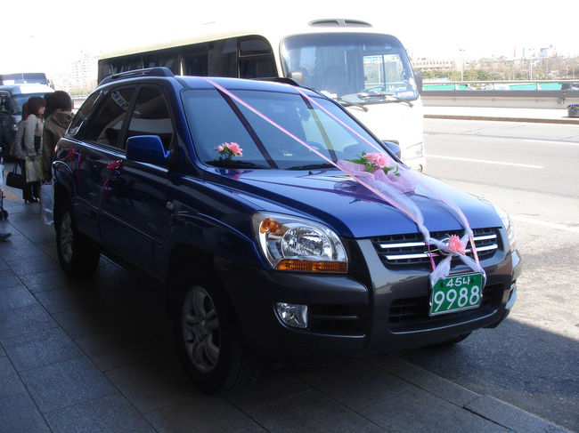 金浦空港でみかけたナイスカー。結婚式のときに乗るクルマにはこういうデコレーションをするらしい。ステキ。