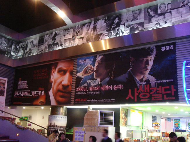 なんと空港内に映画館がある。世界ではコレが常識!?なの？