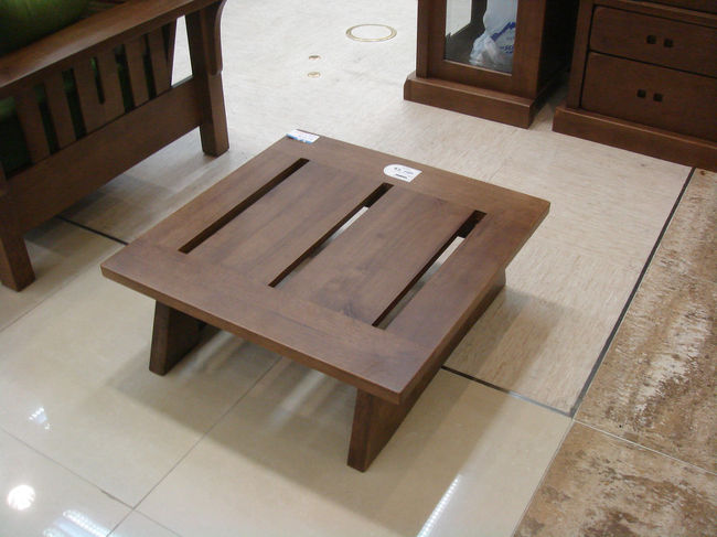 空港なの家具売り場にてステキなサイドテーブルを発見。ステキ。