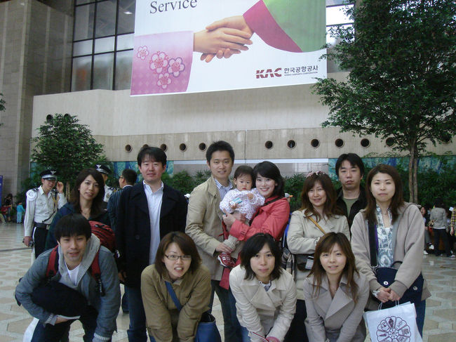 最後に金浦空港で記念写真。この中にkazunaはいます。<br />スゲー韓国楽しかった。