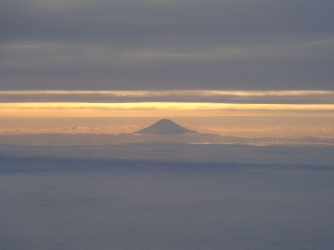 帰りの機内から富士山をパチリ。日本に帰ってきたーとしみじみ。