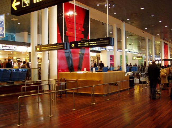 パスポートコントロールはＥＵ圏内に入ったここで。コペンハーゲン空港での乗り継ぎはとても退屈。きれいだが広くて移動が大変で、店は多いが物価が高すぎて話にならない。３時間潰すのはとてもつらかった。ユーロでアイスクリームを買ったら５ユーロ出して、17.75クローネの釣り銭が来た。ちなみに他に円と米ドルも持っている。写真は、売店ひしめく賑やかな場所にいきなり搭乗口の図。不思議だし目立たない。