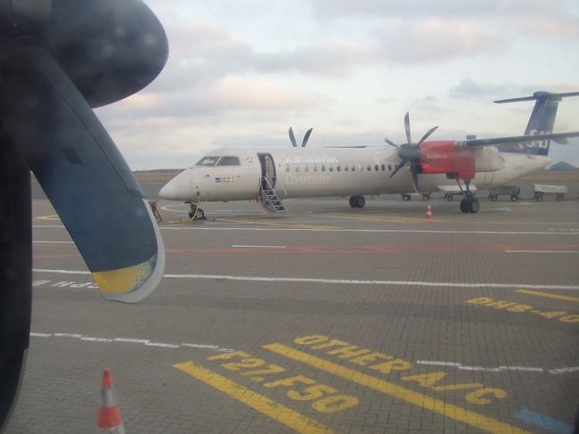 ベルリン行きのプロペラ機。乗りながら、同型機を撮った。プロペラの音と振動がすごかった。機内食は有料で機内販売される。