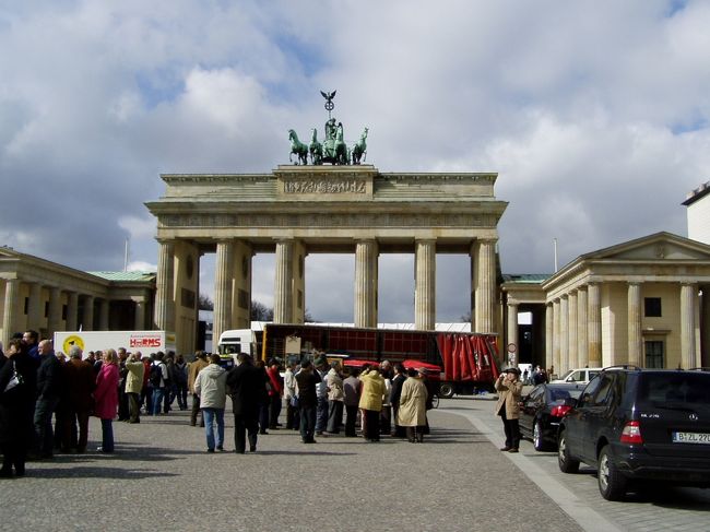 昔は東西対立、そしてそれがぶち壊された<br />あの門も今ではお祭りの場所になっていた。