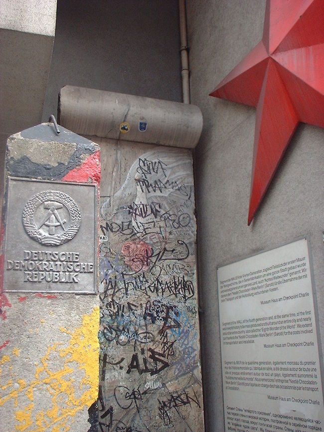 壁の名残り。Friedrichstr.沿い。