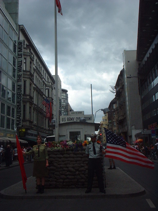 当時はロシア兵は立ってなかったらしい。<br />彼らと一緒に撮るのにはお金が要ります（多分）。<br /><br />　↑<br />なんだか不確かな情報ばっかり