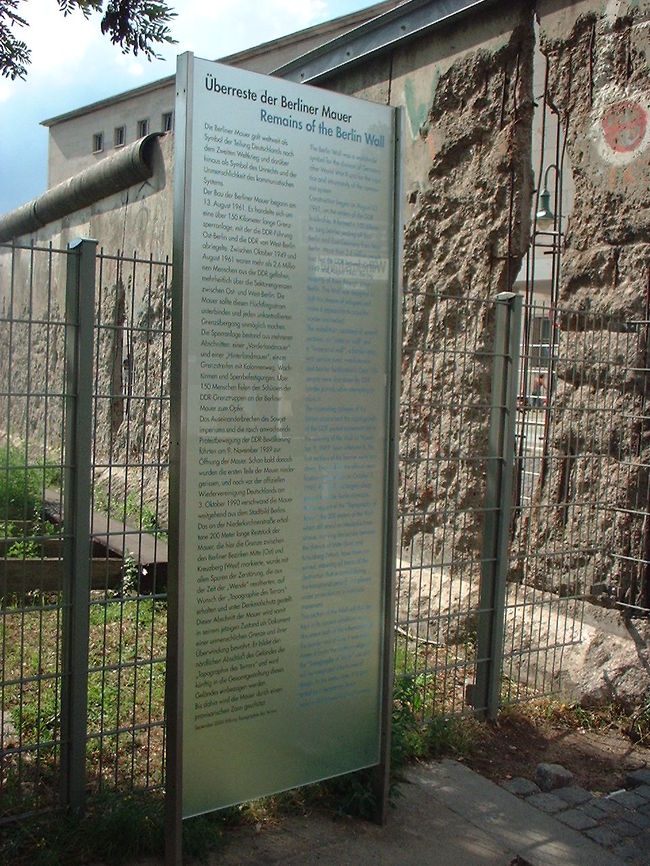 今も保存されている壁（「テロのトポグラフィー前」）。