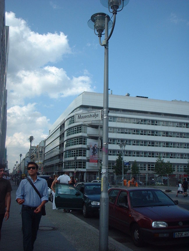 Mauer Str.（壁ストリート）。チェックポイント・チャーリーの辺りから北に延びている。