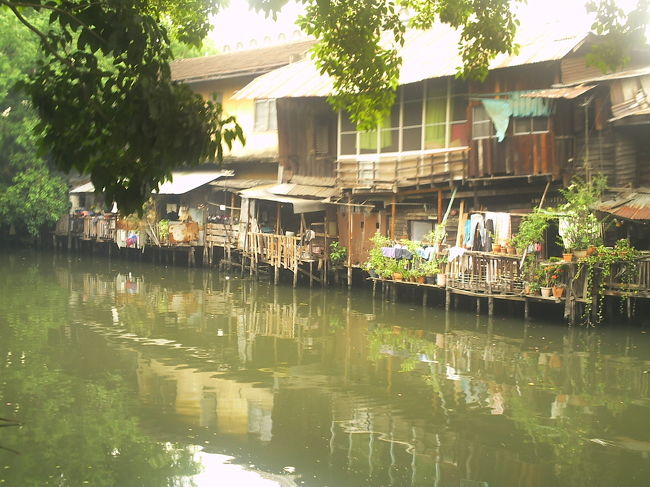カセーム運河の素家群(ｽﾗﾑ)<br />建物は傾いており、人が住んでいるようでもあり<br />そうでナイようでもある。