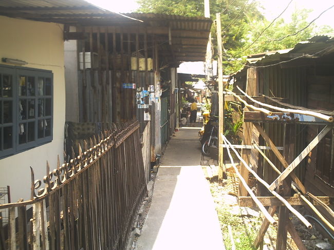 サムセン運河東側の入り口。<br />高速の下を歩いていると、誘われるようにこの素家群(ｽﾗﾑ)に導かれた。<br />この素家群(ｽﾗﾑ)はここから幾１００ｍも続いている。