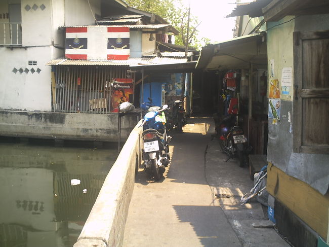 サムセン運河素家群(ｽﾗﾑ)・西側の入り口。<br />一見普通の建物に見えるが、この奥にずっと簡易的な造りの家いえが続いている。