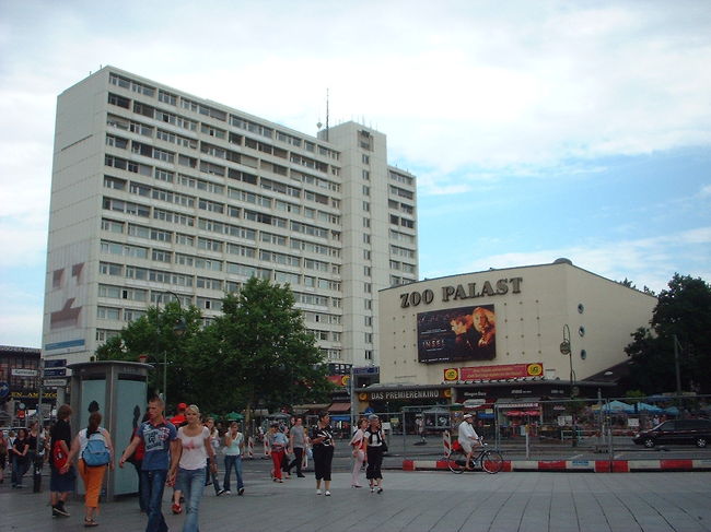 Zoo駅周辺その１：「Zoo Palast」<br /><br />ベルリンのプレミア上映はココでやるらしい。「ほらテレビで良く出てるやん」と言われたけど、知らんかったよ。