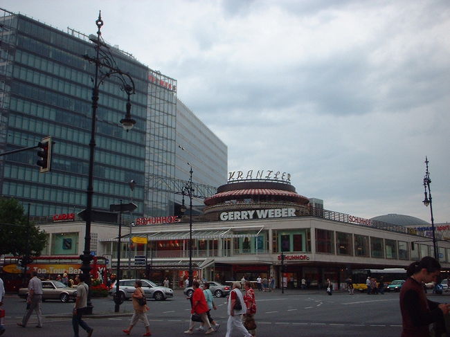 Zoo駅周辺その２：「Kranzler」？<br /><br />ここの上の階のレストランは回転するらしい。