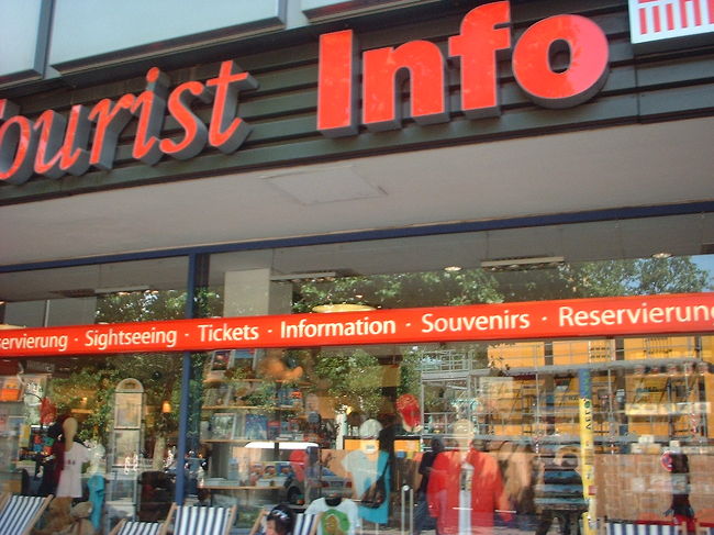 Europa Centerにあるインフォメーション。私が今回泊まった「Hotel Plaza」からもすぐ近く。<br /><br />ワールドカップ関連のお土産とか、ミュージアム関連のパンフレットとか、色々使い道はありそう。宝の山ですな。