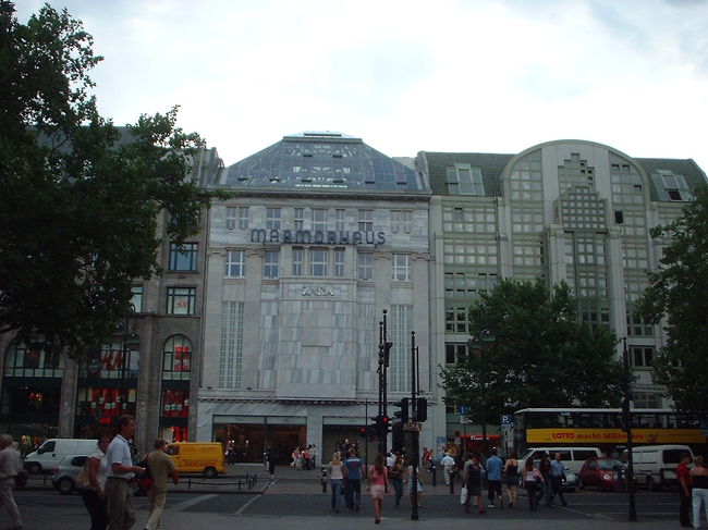 Breitscheidplatz周辺：<br />Marmorhausと書いてあるのは、大理石の家の意味。中にはZARAが入ってます。<br /><br />ZARAは本当に庶民的なお値段でいいよねー。ちなみに左隣はＨ＆Ｍ。こちらもお値段競争では負けてません。