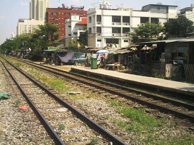 鉄道素家群(ｽﾗﾑ)の後ろには、すぐ街の新しい建物が迫っている。それに押し潰されるのは時間の問題のようであり、この風景が無くなるのもチョット淋しい気もするが・・