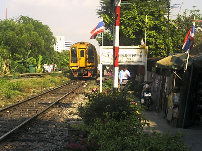 大きな重量感のあるディーゼル列車が間近に通過していく。