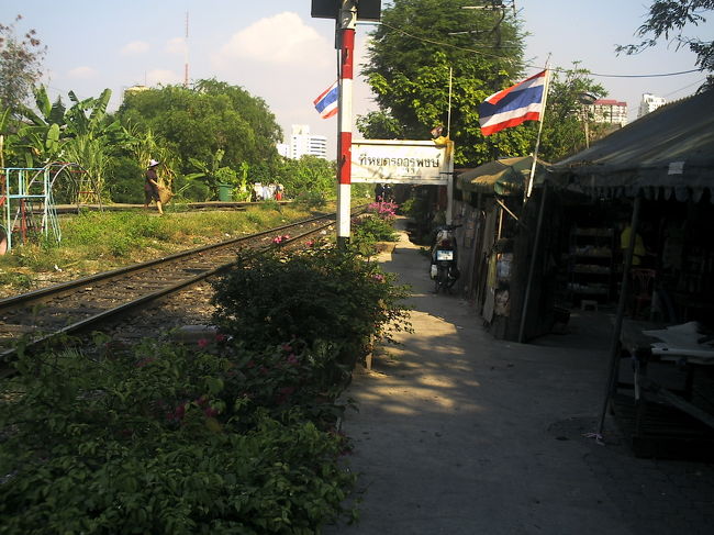 白い看板はこの先が駅と云うことらしい？確かにこの先にはフォームがありそのフォームに素家群(ｽﾗﾑ)がはり付いている。