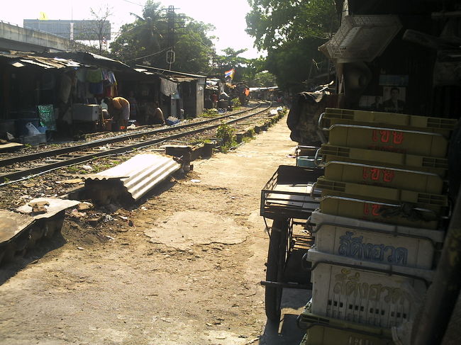 線路沿いの小屋は小さな店で、日常生活品が売られている。冷えたパックのオレンジジュースを買った。<br />その場で飲んだ、美味しかった。アロイーと云って空のパックを返すと笑顔で受け取ってくれた。