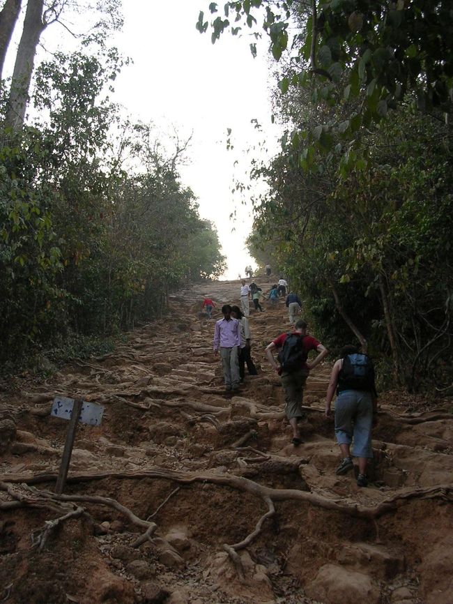 Phnom Bakheng?<br /><br />ひたすら坂を上るとサンセットが見られます。<br />沢山の日本人が、一斉に夕陽を見てる姿は、なかなか珍しいものでした。