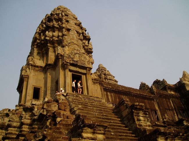 アンコールワットの坂は非常にきついです。