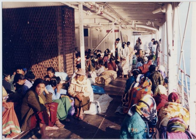 2等キャビンというべきだろうか？船は人々の暮らしを運びます。