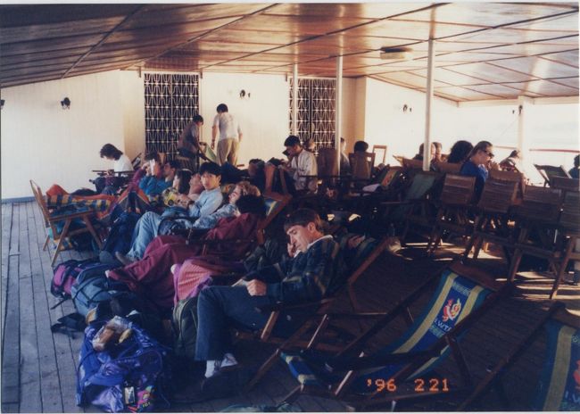 外国人はこのキャビンのチケットしか売ってもらえませんでした。ゆったりとしたひじ掛けイスが並べられています。