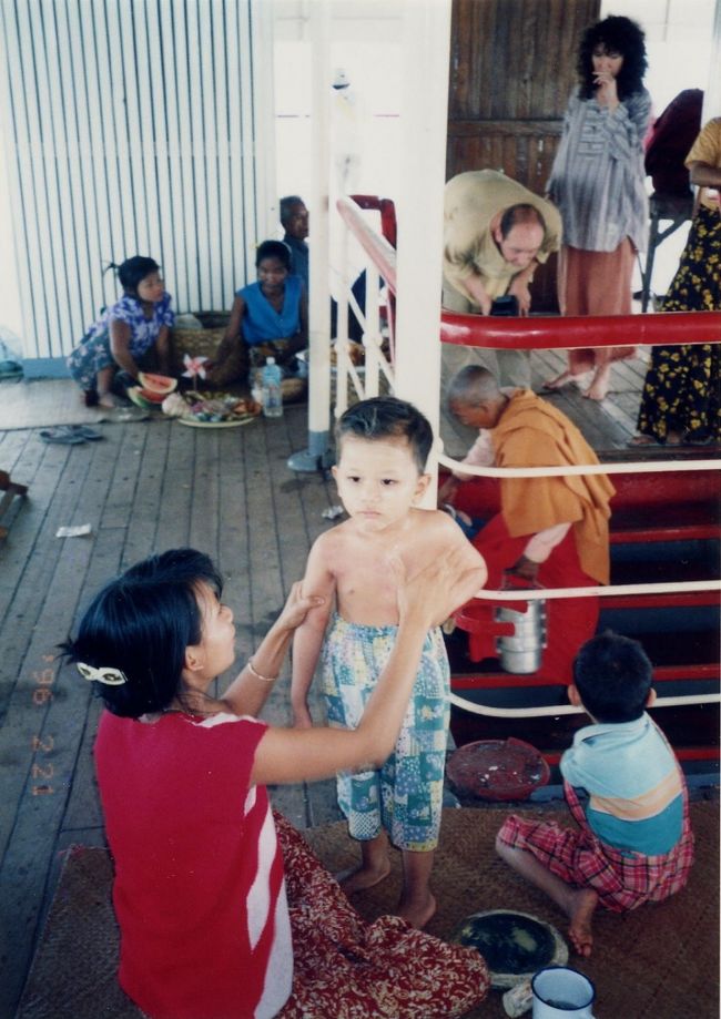 船の中で、タナカを塗ってもらう子供。<br />これで、どんなにお日様の下で遊んでも大丈夫。