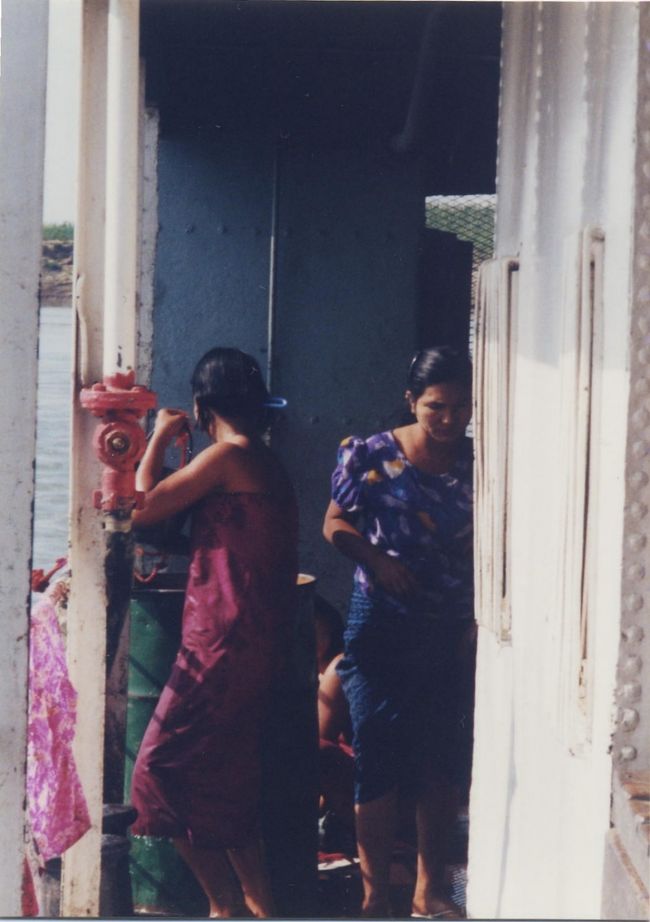 イラワジ川から汲み上げた茶色い水で沐浴している人もいます。沐浴したくなるくらい暑かった…。