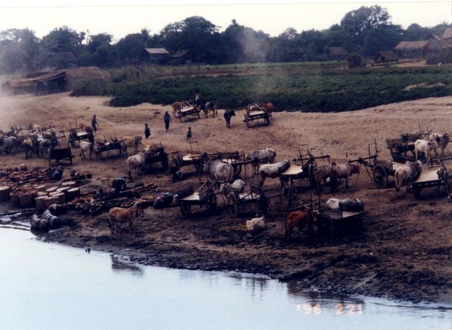 船着場。桟橋はありません。小舟で近寄って品物を受け取っていきます。