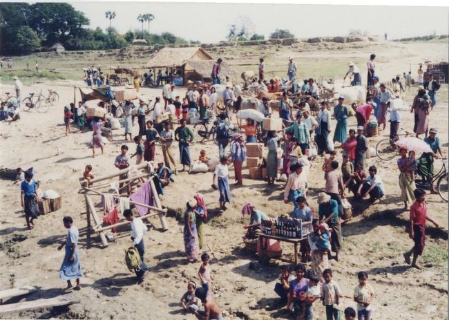 近付いてみると、出店まで出る大騒ぎ。ちょっぴりの荷物しか降ろさなかったから、全員が荷物を取りに来たとは思えない。もしかすると、船を見に来た人もいたのかもしれない。数少ない外界への窓口なのでしょう。<br />ここでもお金をばら撒いたばか者がいました。