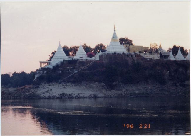 イラワジ川のほとりのパゴダ。<br />貧しい国のはずなのに、きらびやかなパゴダが驚くほどたくさんあります。パゴダの数だけ、御仏のみ恵がありますように。