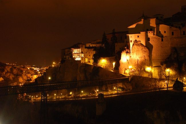 世界遺産に登録されている「クエンカ」の夜景。左側に見えるのが、「宙吊りの家」です。これもパラドール・トレドの自室から撮りました。（ちなみに、トレド・クエンカともに、パラドールの食事は口に合いませんでした）