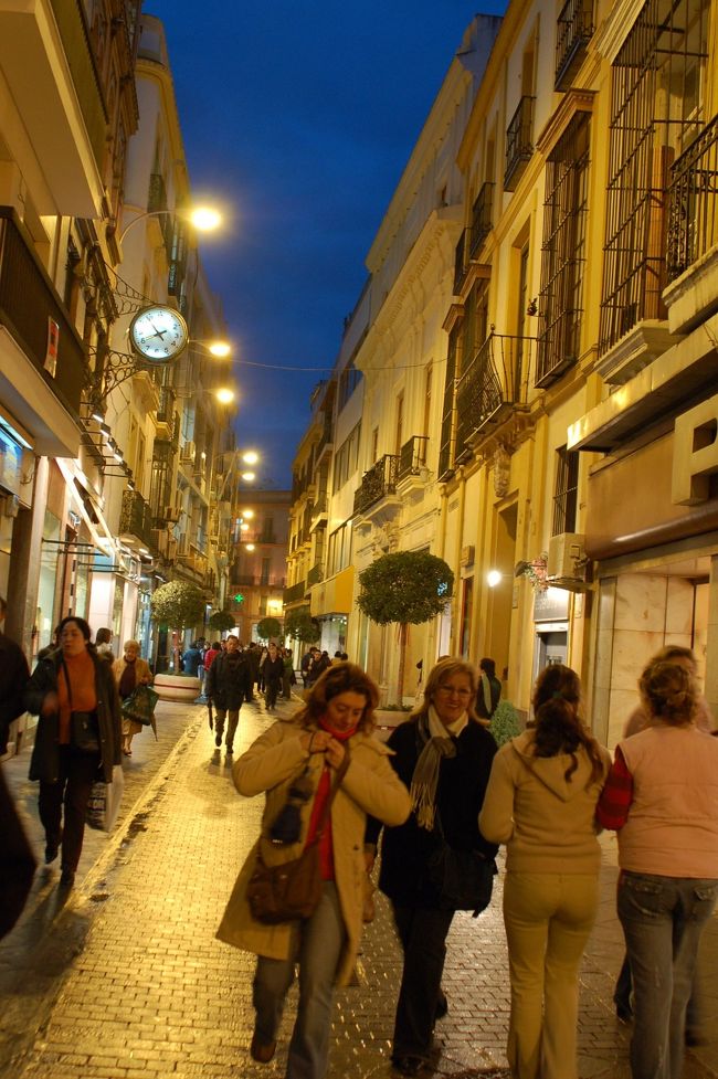 セビリヤ散策。落ち着いた街並みで、歩く人々の身なりも整っている。夜の二人歩きでも危険を感じることがなかった。お気に入りの町になりました。