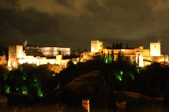 グラナダのアルハンブラ宮殿の夜景。この日は小雨が降り、とにかく寒かった。次の日は大雪で、アルハンブラ宮殿が閉鎖されたらしいです。
