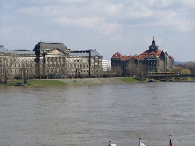 市庁舎と財務省