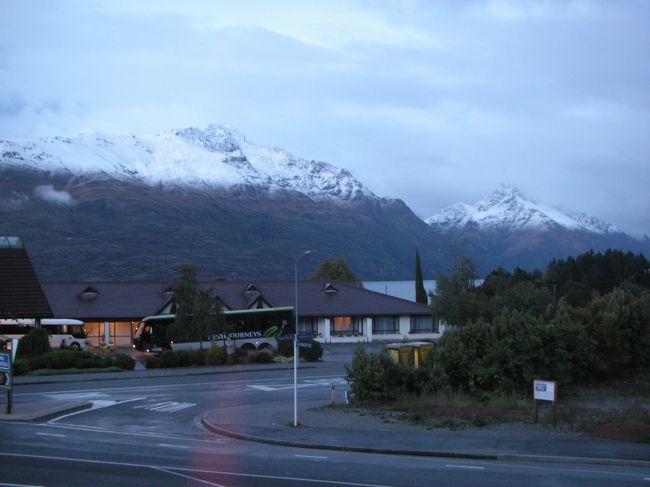 クイーンズタウンの朝。<br />宿泊したMillenium Hotelの部屋からの景色です。<br /><br />山は雪化粧ですが、ほんの４〜５日前に降ったばかりだとか。