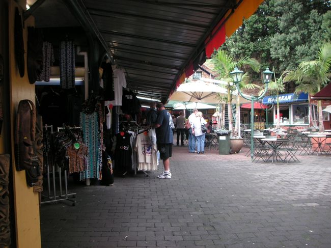 もとはゴミ焼却場だった場所をのみの市に改装した、ヴィクトリア・パークマーケット。<br /><br />雑貨やお土産、洋服屋などが軒を連ねています。