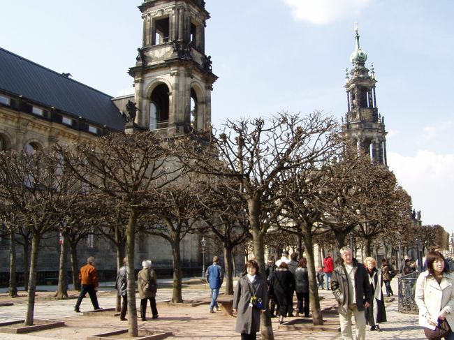 川を見ながら散策。アイスは１ユーロ。