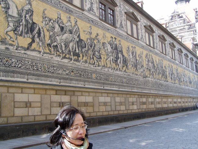 君主の行列。ここの前に何軒かの出店があり、旧東ドイツの国旗をかたどったバッジを購入。