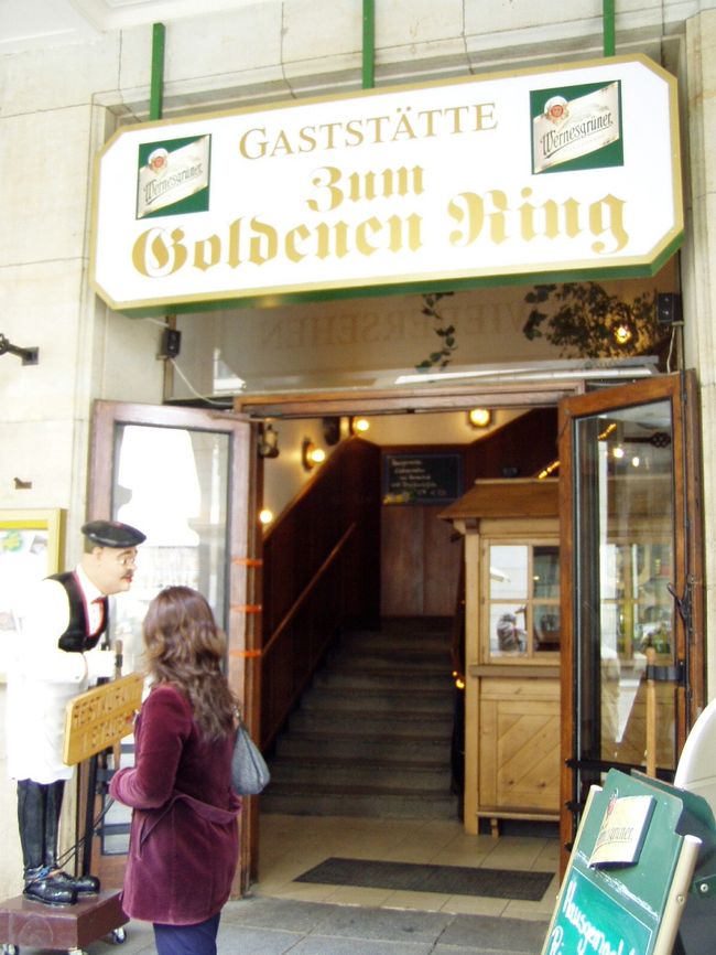 昼食を取ったレストランの入り口。ビールは300ミリリットルで2.5ユーロ。