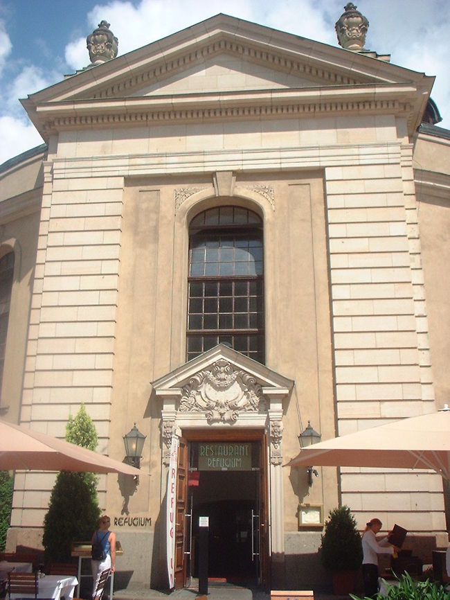 で、奥に見える建物に近づいていくと、なんとレストランでした。「Restaurant Refugium（？）」って書いてある。