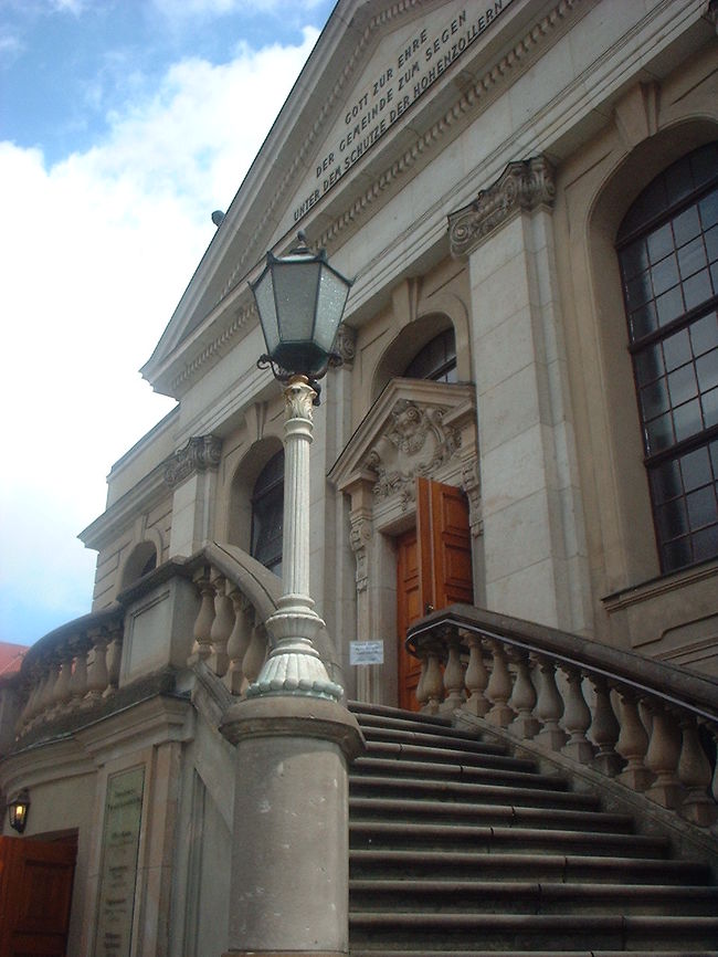 で、裏に回ったら、教会っぽかった。引き出しが多いわなぁと感心。