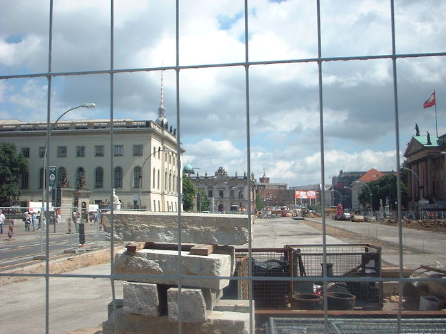 工事現場から、フンボルト大学（左）と国立歌劇場（右）を見渡す、の図。